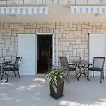 Sanela בית הארחה פומנה